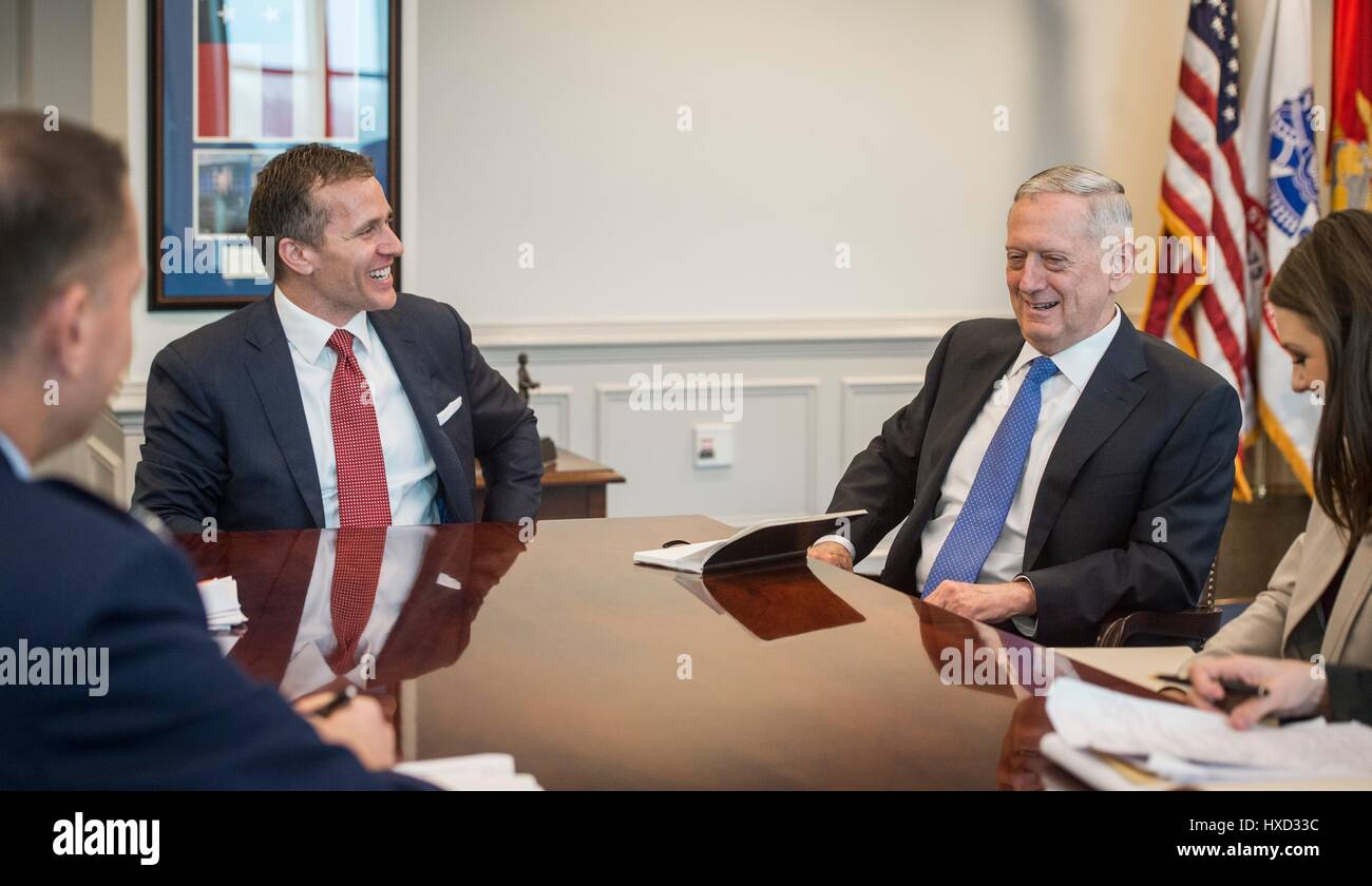 Arlington, Stati Uniti d'America. 27 Mar, 2017. Stati Uniti Il Segretario della Difesa Jim Mattis soddisfa con Missouri Gov. Eric Greitens, sinistra, al Pentagono Marzo 27, 2017 in Arlington, Virginia. Credito: Planetpix/Alamy Live News Foto Stock