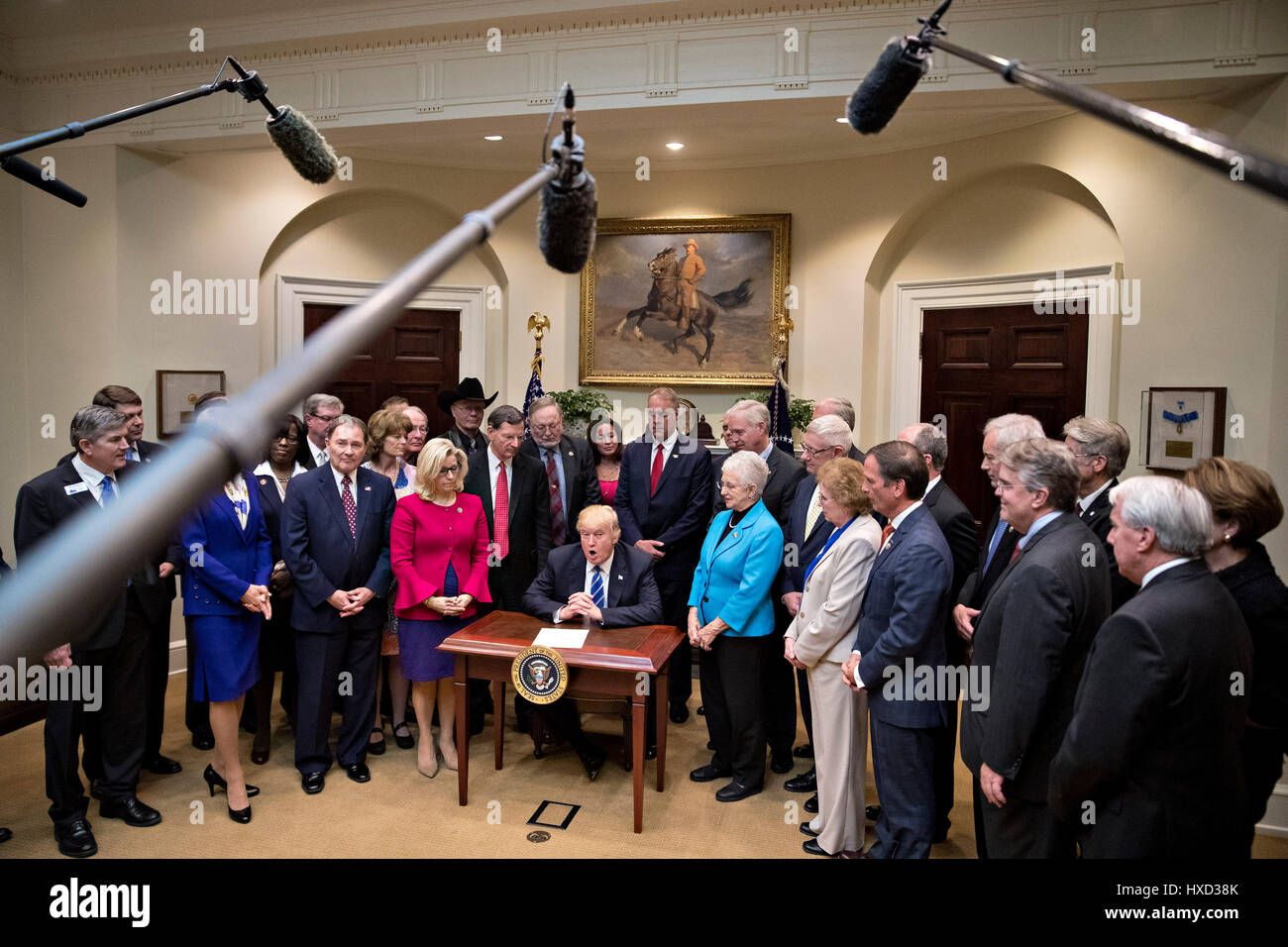 Washington DC, Stati Uniti d'America. Il 27 marzo, 2017. Il Presidente degli Stati Uniti, Donald Trump, centro parla durante un bill cerimonia di firma nella sala Roosevelt della Casa Bianca di Washington, DC, Stati Uniti, lunedì 27 marzo, 2017. Trump firmato quattro fatture, H.J. Res 37, H.J. Res 44, H.J. Res. 57 e H.J. Res. 58, che annullano le misure messe in atto nel corso dell ex Presidente Barack Obama l'amministrazione. Credito: MediaPunch Inc/Alamy Live News Foto Stock