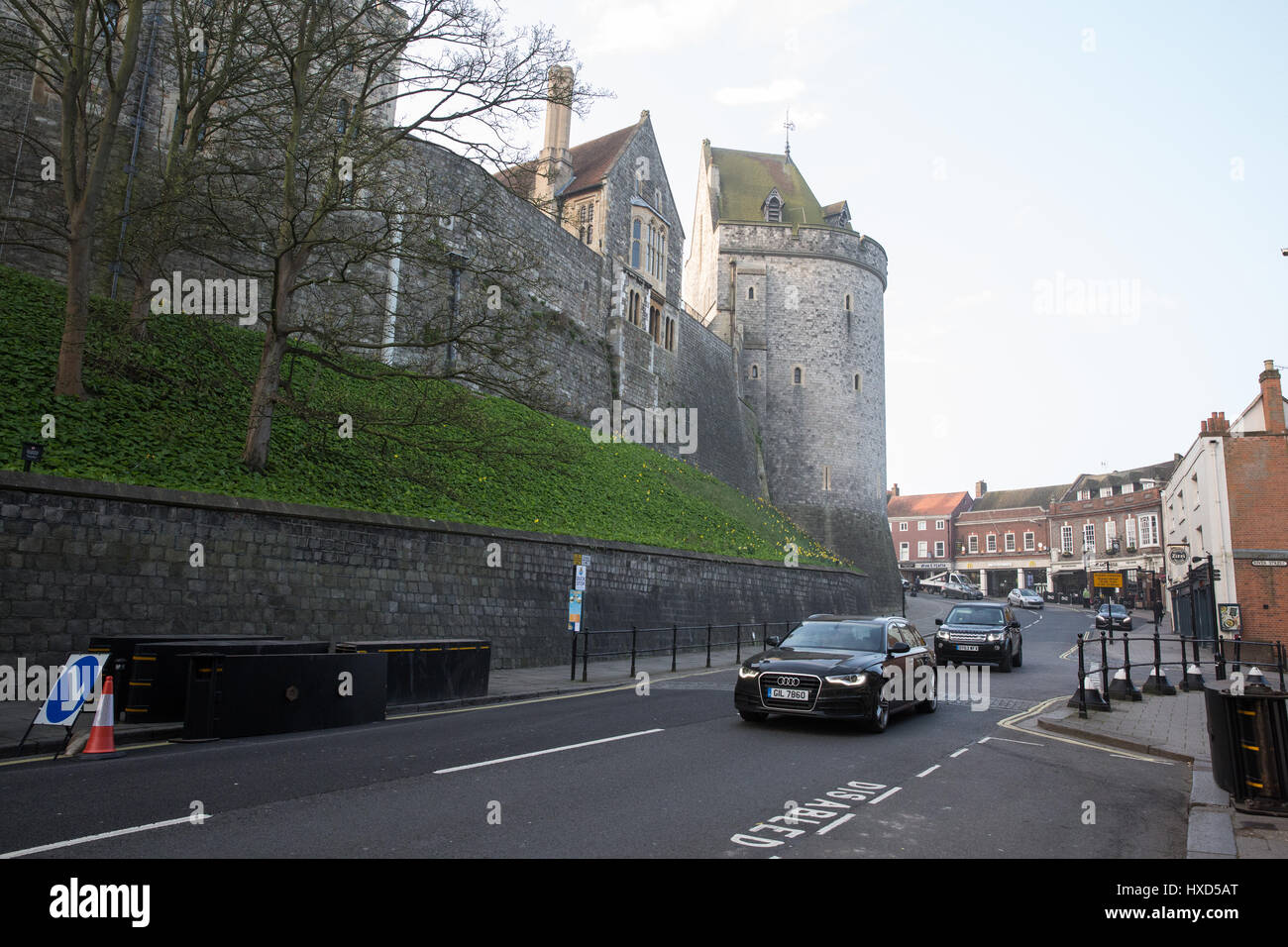 Windsor, Regno Unito. 28 marzo, 2017. Nuove barriere di sicurezza sono state installate per una notte al blocco strade circostanti durante la cerimonia del Cambio della guardia al Castello di Windsor seguente ultima settimana di attacco utilizzando un veicolo a Westminster. Le barriere rimarrà aperta in altri momenti. Credito: Mark Kerrison/Alamy Live News Foto Stock