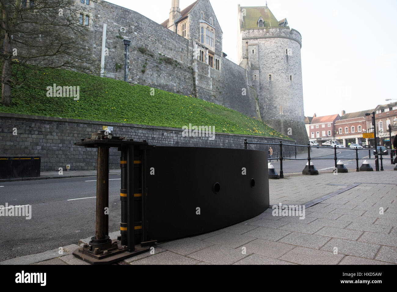 Windsor, Regno Unito. 28 marzo, 2017. Nuove barriere di sicurezza sono state installate per una notte al blocco strade circostanti durante la cerimonia del Cambio della guardia al Castello di Windsor seguente ultima settimana di attacco utilizzando un veicolo a Westminster. Le barriere rimarrà aperta in altri momenti. Credito: Mark Kerrison/Alamy Live News Foto Stock