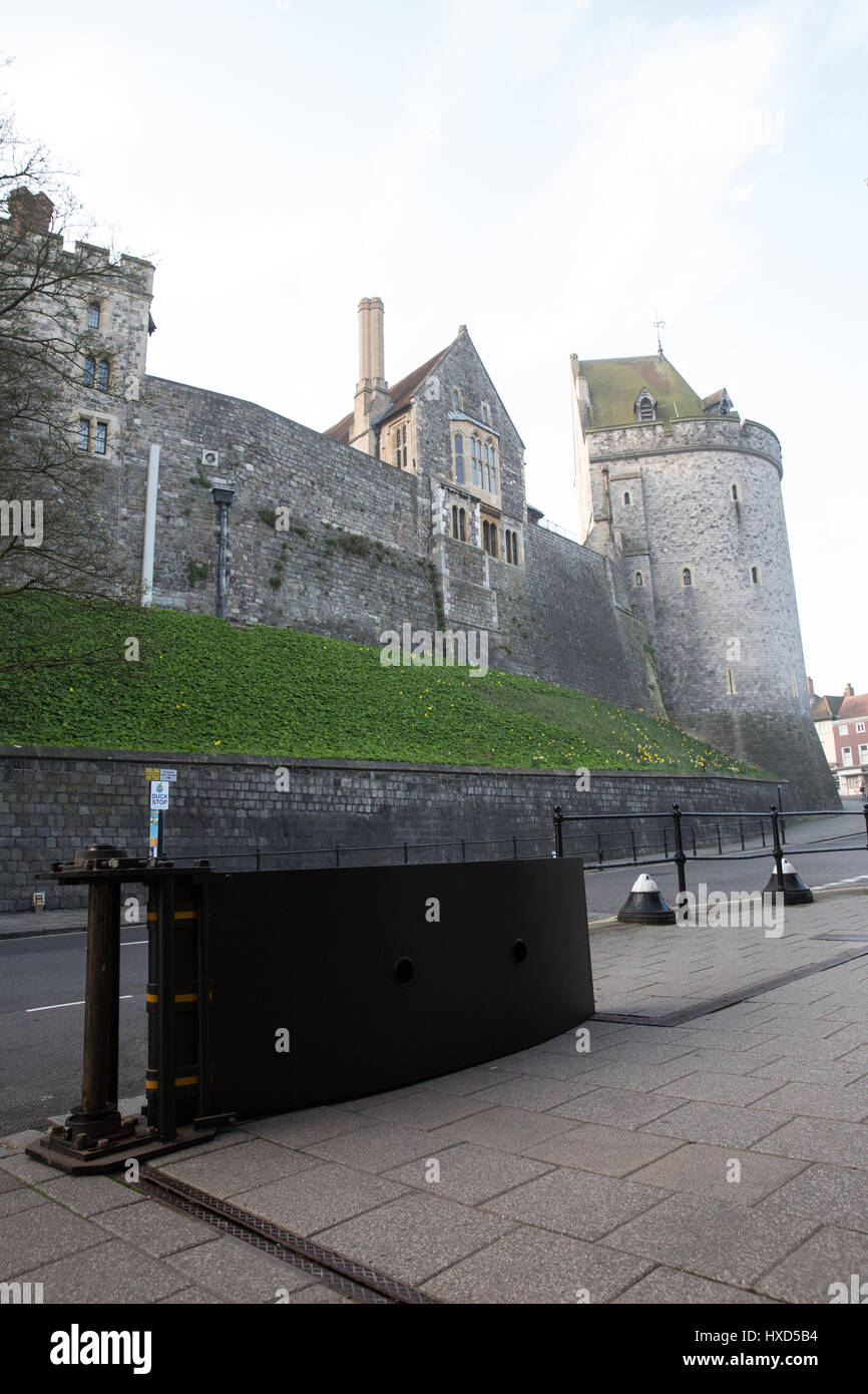 Windsor, Regno Unito. 28 marzo, 2017. Nuove barriere di sicurezza sono state installate per una notte al blocco strade circostanti durante la cerimonia del Cambio della guardia al Castello di Windsor seguente ultima settimana di attacco utilizzando un veicolo a Westminster. Le barriere rimarrà aperta in altri momenti. Credito: Mark Kerrison/Alamy Live News Foto Stock