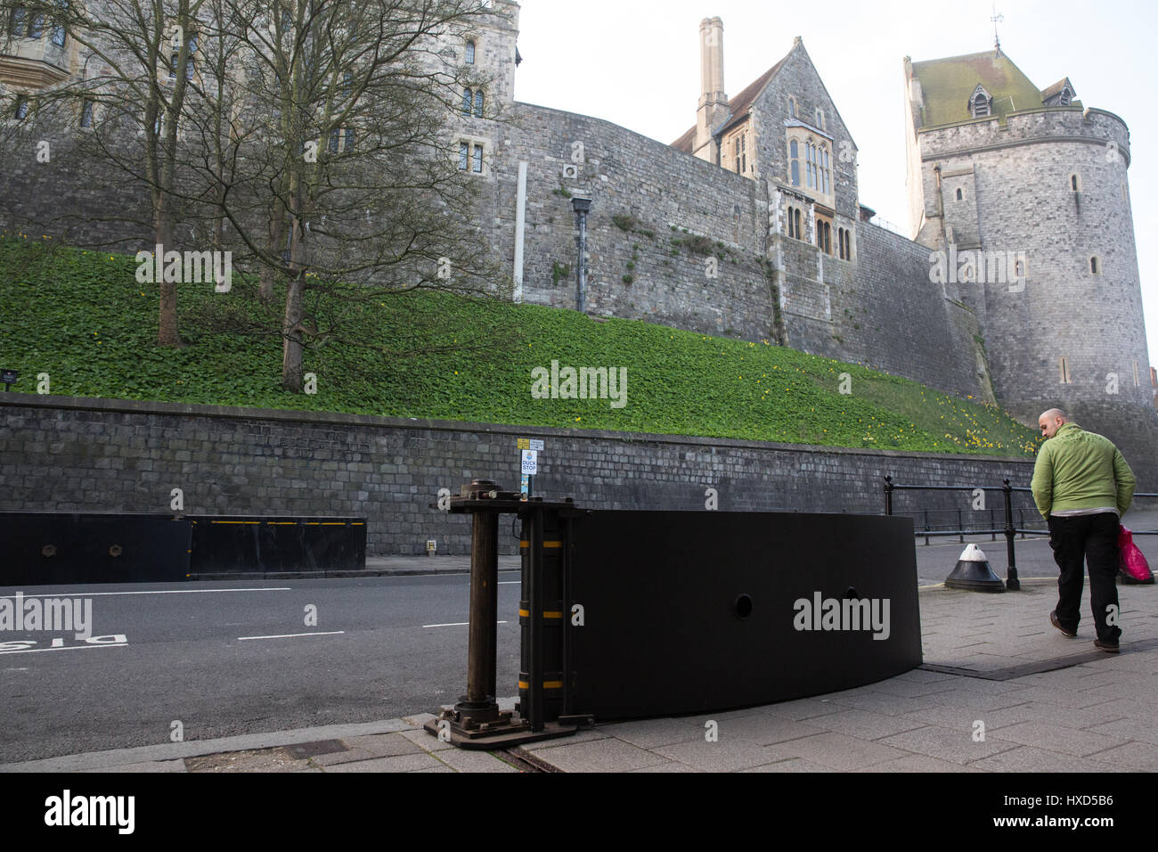 Windsor, Regno Unito. 28 marzo, 2017. Nuove barriere di sicurezza sono state installate per una notte al blocco strade circostanti durante la cerimonia del Cambio della guardia al Castello di Windsor seguente ultima settimana di attacco utilizzando un veicolo a Westminster. Le barriere rimarrà aperta in altri momenti. Credito: Mark Kerrison/Alamy Live News Foto Stock