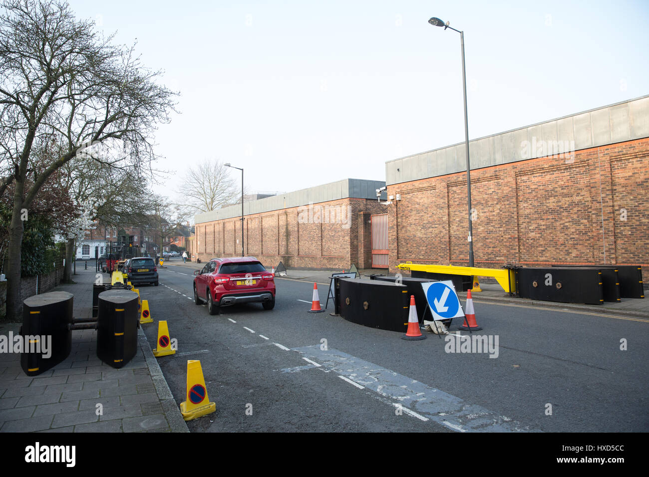 Windsor, Regno Unito. 28 marzo, 2017. Nuove barriere di sicurezza sono state installate per una notte al blocco strade circostanti durante la cerimonia del Cambio della guardia al Castello di Windsor seguente ultima settimana di attacco utilizzando un veicolo a Westminster. Le barriere rimarrà aperta in altri momenti. Credito: Mark Kerrison/Alamy Live News Foto Stock