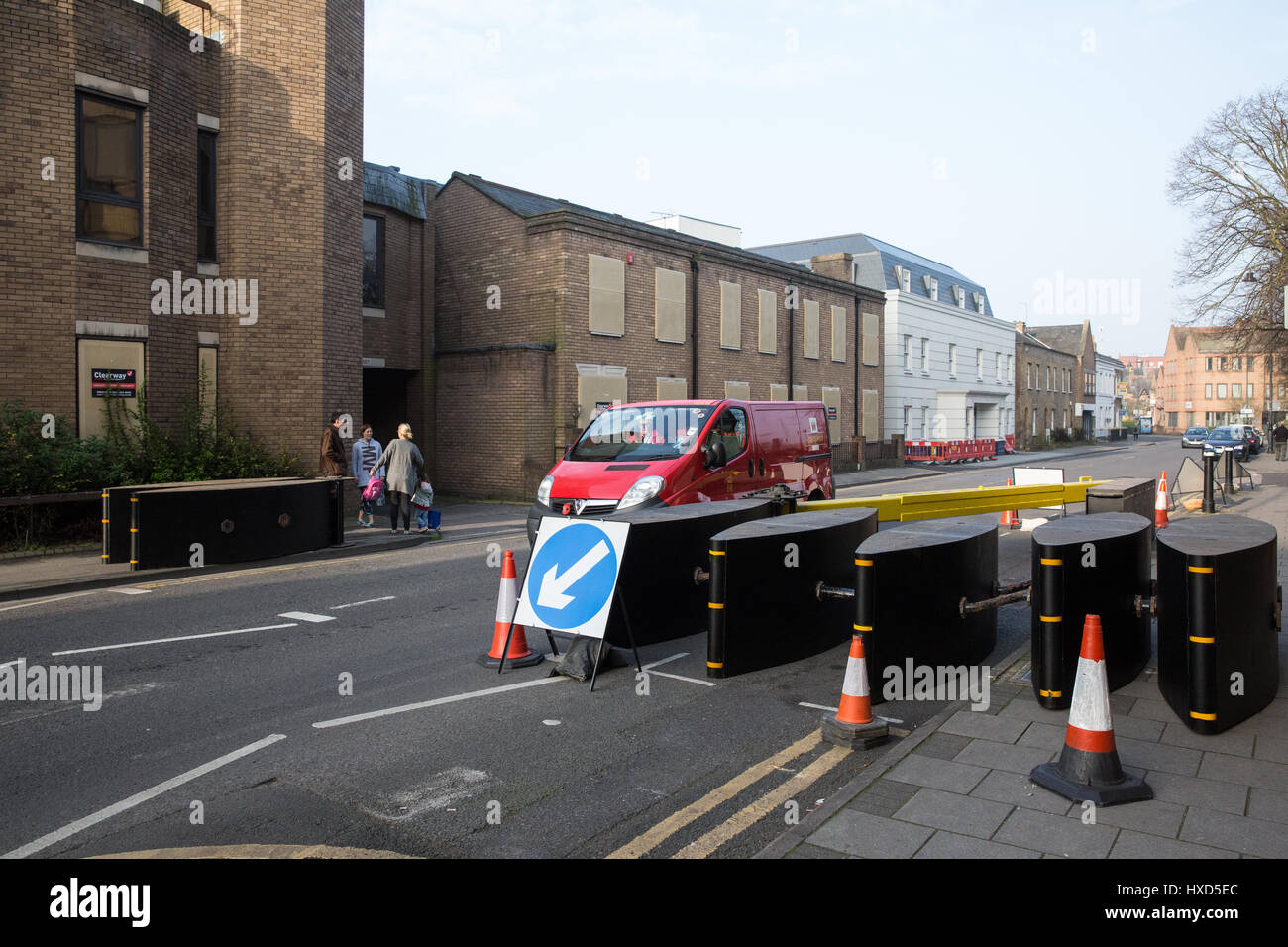 Windsor, Regno Unito. 28 marzo, 2017. Nuove barriere di sicurezza sono state installate per una notte al blocco strade circostanti durante la cerimonia del Cambio della guardia al Castello di Windsor seguente ultima settimana di attacco utilizzando un veicolo a Westminster. Le barriere rimarrà aperta in altri momenti. Credito: Mark Kerrison/Alamy Live News Foto Stock