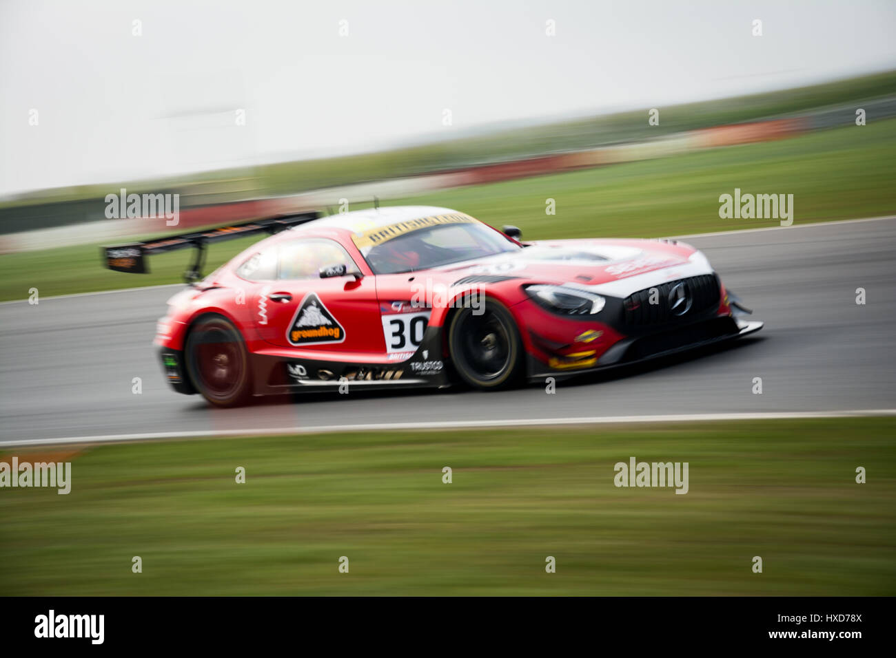 Norwich, Norfolk, Regno Unito. 28 marzo, 2017. British GT racing drivers Lee Mowle/Ryan Ratcliffe e AmDtuning.com durante il 2017 Media ufficiali giorno del British GT Championship sul circuito di Snetterton (foto di gergo Toth / Alamy Live News) Foto Stock