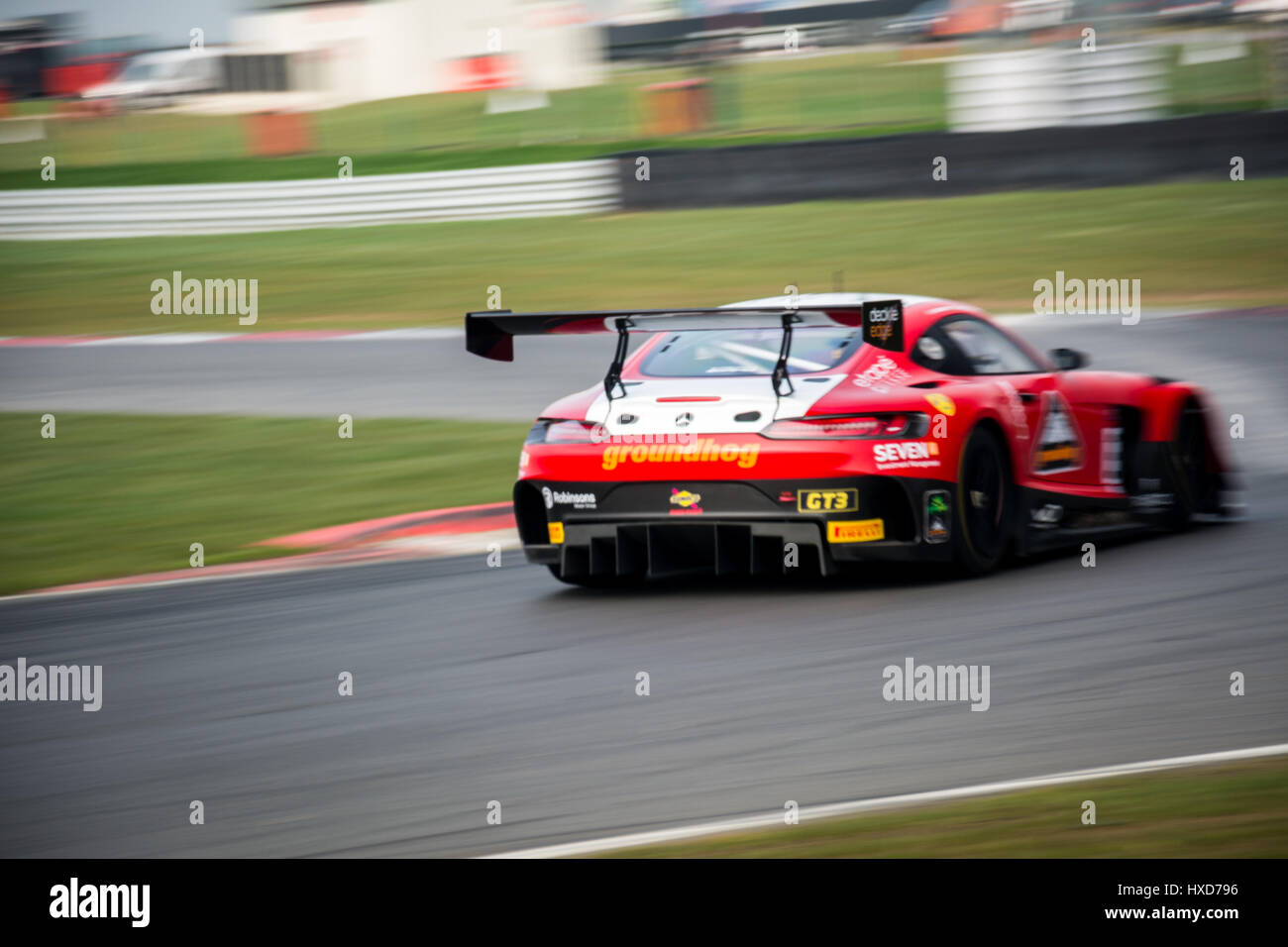 Norwich, Norfolk, Regno Unito. 28 marzo, 2017. British GT racing drivers Lee Mowle/Ryan Ratcliffe e AmDtuning.com durante il 2017 Media ufficiali giorno del British GT Championship sul circuito di Snetterton (foto di gergo Toth / Alamy Live News) Foto Stock