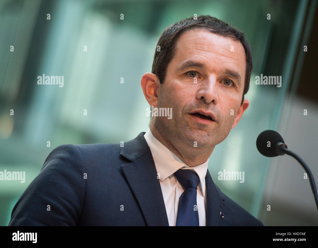 Berlino, Germania. 28 Mar, 2017. Socialista francese candidato presidenziale Hamon arriva per un comunicato stampa appuntamento dopo un incontro con il socialdemocratico tedesco cancelliere partito candidato Martin Schulz a Willy Brandt House a Berlino, Germania, 28 marzo 2017. Foto: Sophia Kembowski/dpa/Alamy Live News Foto Stock