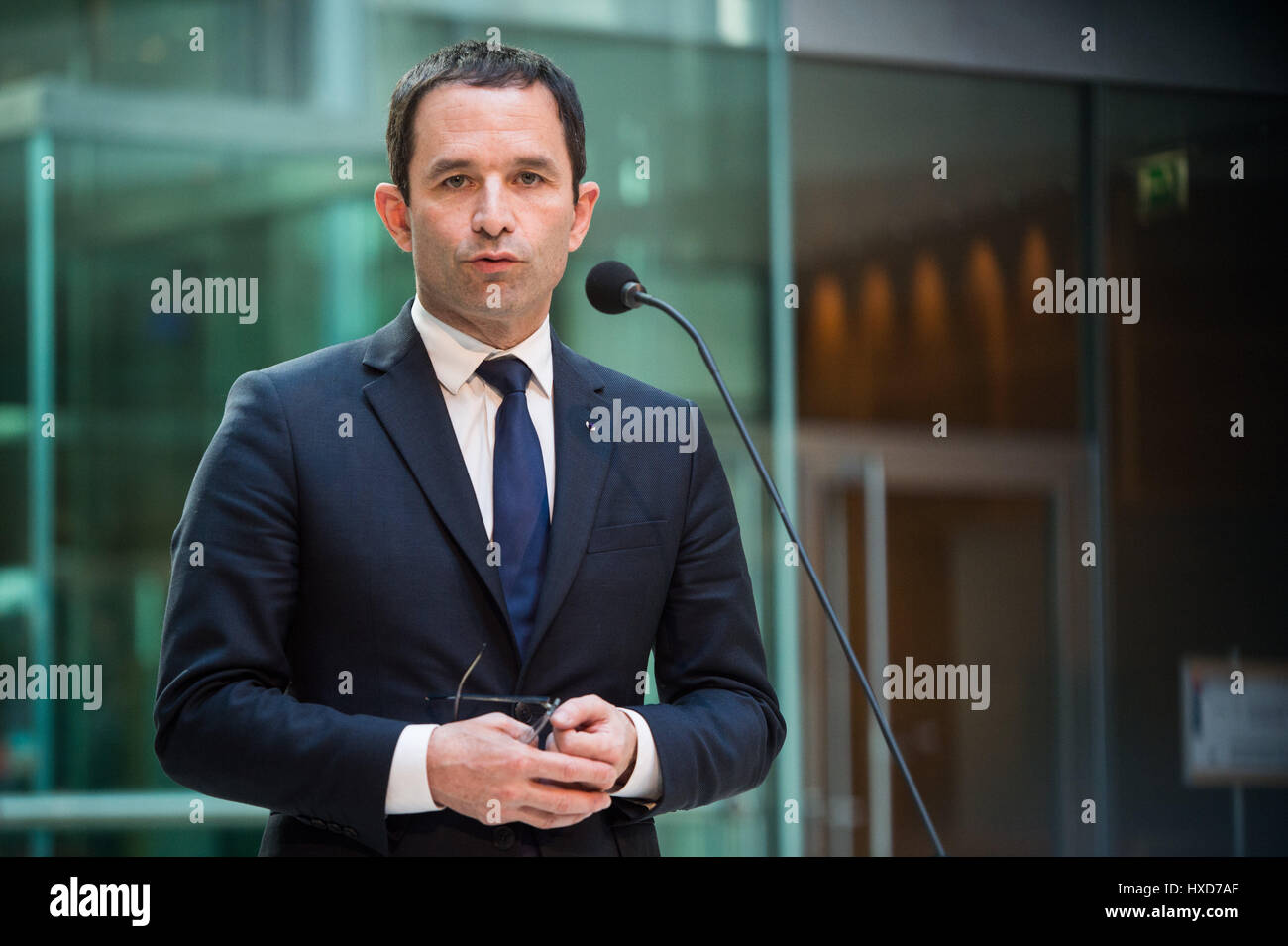 Berlino, Germania. 28 Mar, 2017. Socialista francese candidato presidenziale Hamon arriva per un comunicato stampa appuntamento dopo un incontro con il socialdemocratico tedesco cancelliere partito candidato Martin Schulz a Willy Brandt House a Berlino, Germania, 28 marzo 2017. Foto: Sophia Kembowski/dpa/Alamy Live News Foto Stock