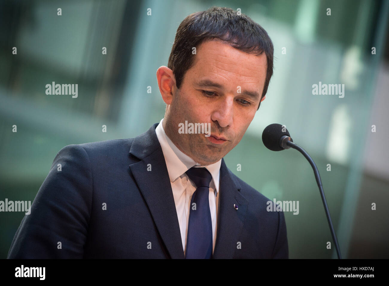 Berlino, Germania. 28 Mar, 2017. Socialista francese candidato presidenziale Hamon arriva per un comunicato stampa appuntamento dopo un incontro con il socialdemocratico tedesco cancelliere partito candidato Martin Schulz a Willy Brandt House a Berlino, Germania, 28 marzo 2017. Foto: Sophia Kembowski/dpa/Alamy Live News Foto Stock