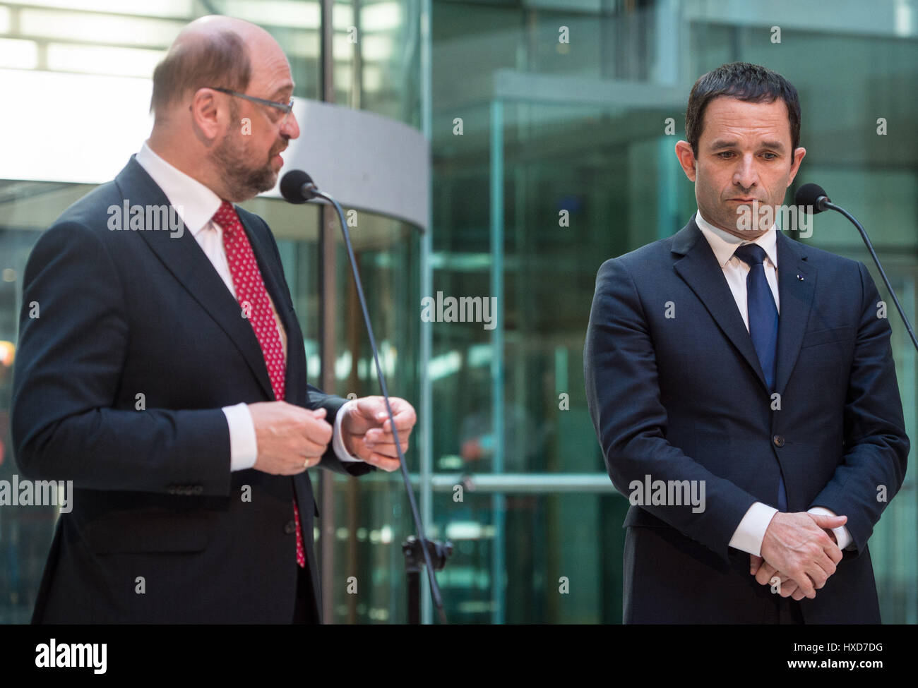Berlino, Germania. 28 Mar, 2017. Il socialdemocratico tedesco cancelliere partito candidato Martin Schulz (L) e socialista francese candidato presidenziale Benoit Hamon (R) arrivano per un comunicato stampa appuntamento al Willy Brandt House a Berlino, Germania, 28 marzo 2017. Foto: Sophia Kembowski/dpa/Alamy Live News Foto Stock