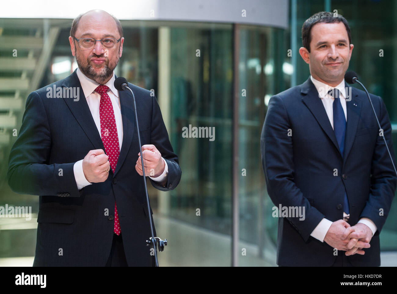 Berlino, Germania. 28 Mar, 2017. Il socialdemocratico tedesco cancelliere partito candidato Martin Schulz (L) e socialista francese candidato presidenziale Benoit Hamon (R) arrivano per un comunicato stampa appuntamento al Willy Brandt House a Berlino, Germania, 28 marzo 2017. Foto: Sophia Kembowski/dpa/Alamy Live News Foto Stock