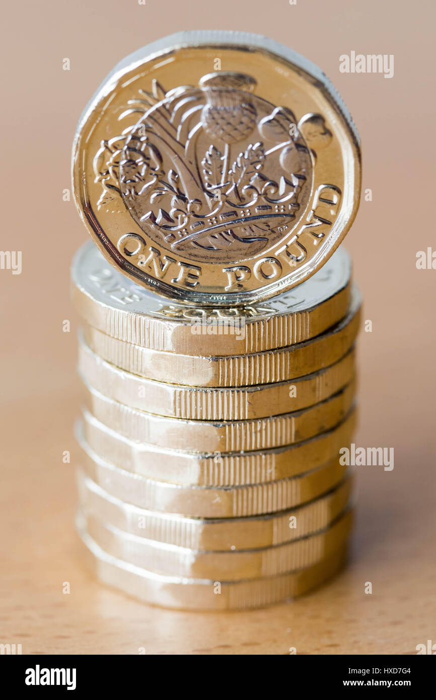 Londra, Regno Unito. 28 Mar, 2017. Nuovo £ 1 monete di entrare in circolazione. 12 facciate e che presenta elevate caratteristiche di sicurezza, la nuova bi-moneta metallica è realizzata in due diverse leghe composto di rame, zinco e nichel. L'anello esterno è placcato in ottone mentre il cerchio interno è placcato in nichel. Credito: Guy Corbishley/Alamy Live News Foto Stock