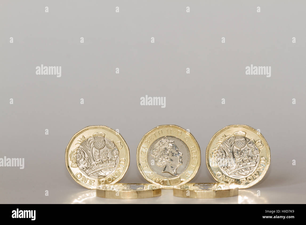 Newcastle upon Tyne, Inghilterra, Regno Unito. Martedì 28 marzo, 2017. New British pound coin è rilasciato. Credito: Andrew Nicholson/Alamy Live News Foto Stock