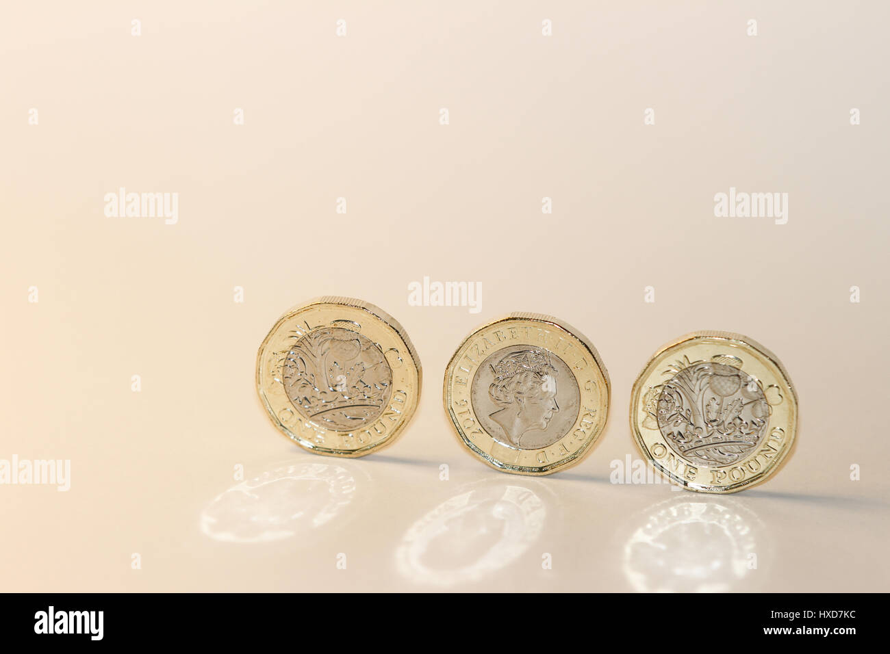 Newcastle upon Tyne, Inghilterra, Regno Unito. Martedì 28 marzo, 2017. New British pound coin è rilasciato. Credito: Andrew Nicholson/Alamy Live News Foto Stock