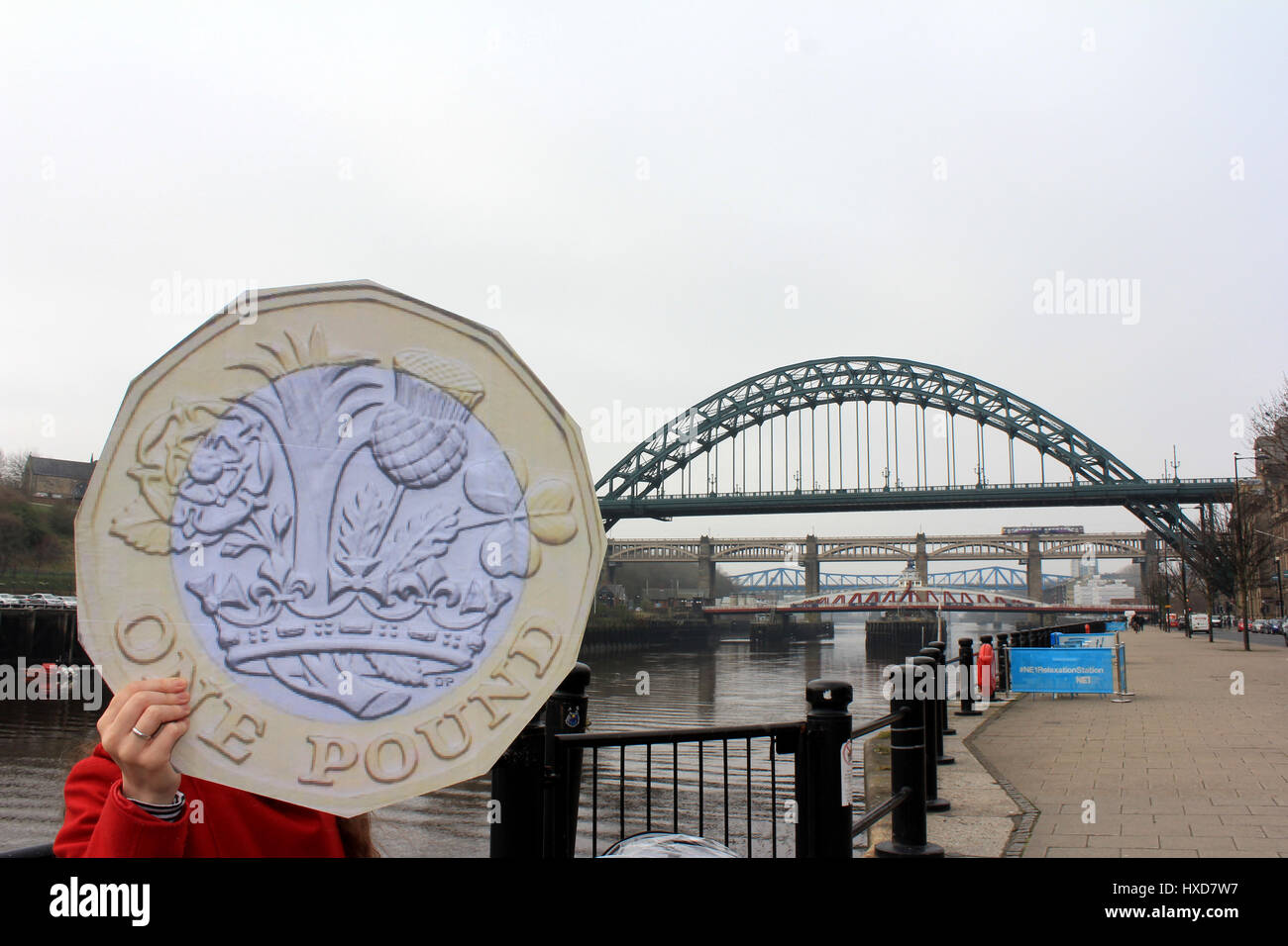 Newcastle, Regno Unito. 28 Mar, 2017. Newcastle upon Tyne festeggiare il lancio della nuova 12 facciate pound coin. Il nuovo Regno Unito £ 1 moneta immessa in circolazione il 28 marzo 2017.Credit: David Whinham/Alamy Live News Foto Stock