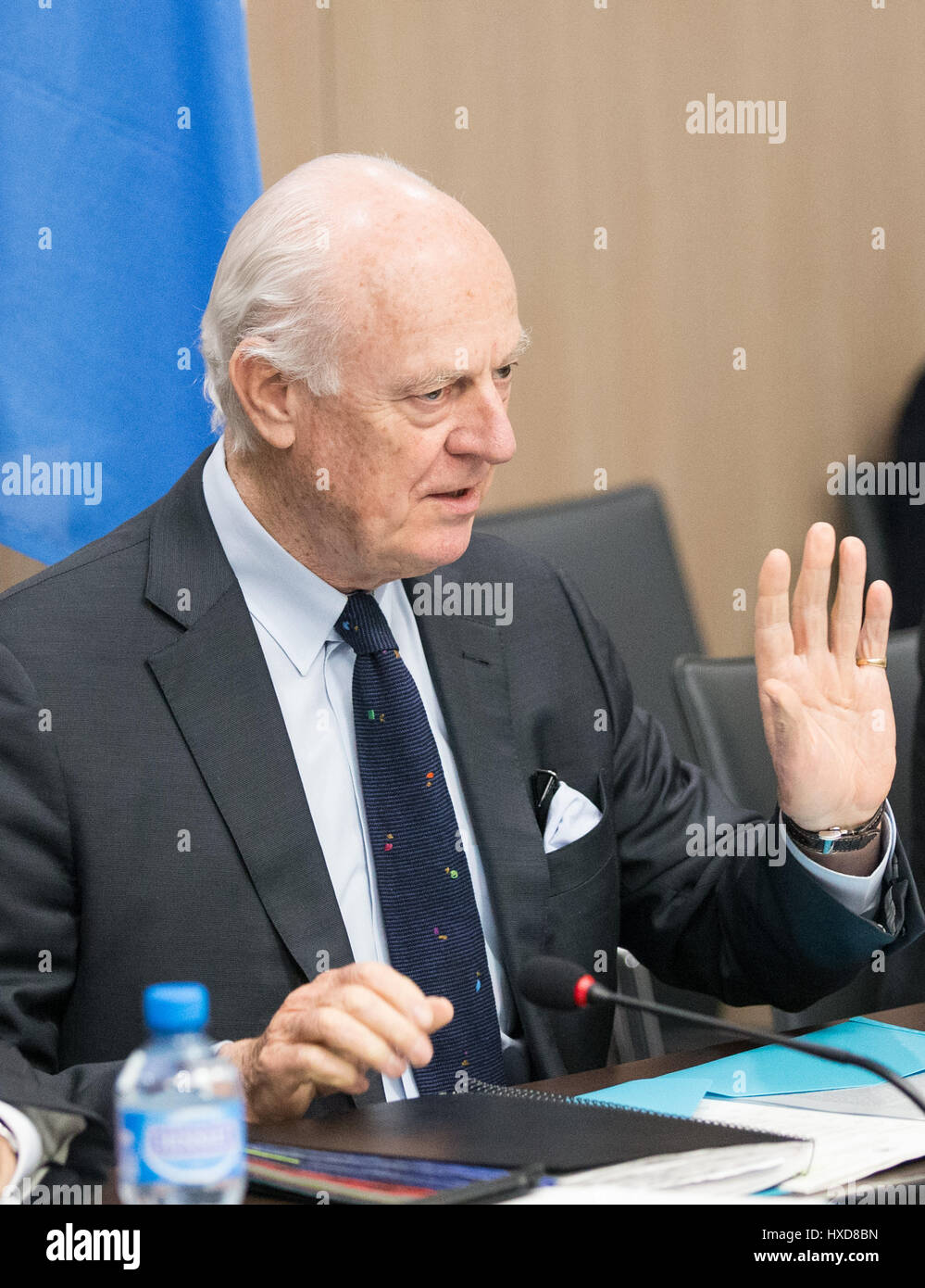 Ginevra, Svizzera. 28 Mar, 2017. L inviato speciale dell ONU per la Siria Staffan de Mistura gesti durante una riunione di Intra-Syria i colloqui di pace con la Siria opposizione della delegazione presso il Palais des Nations a Ginevra, Svizzera, 28 marzo 2017. Credito: piscina/Xu Jinquan/Xinhua/Alamy Live News Foto Stock