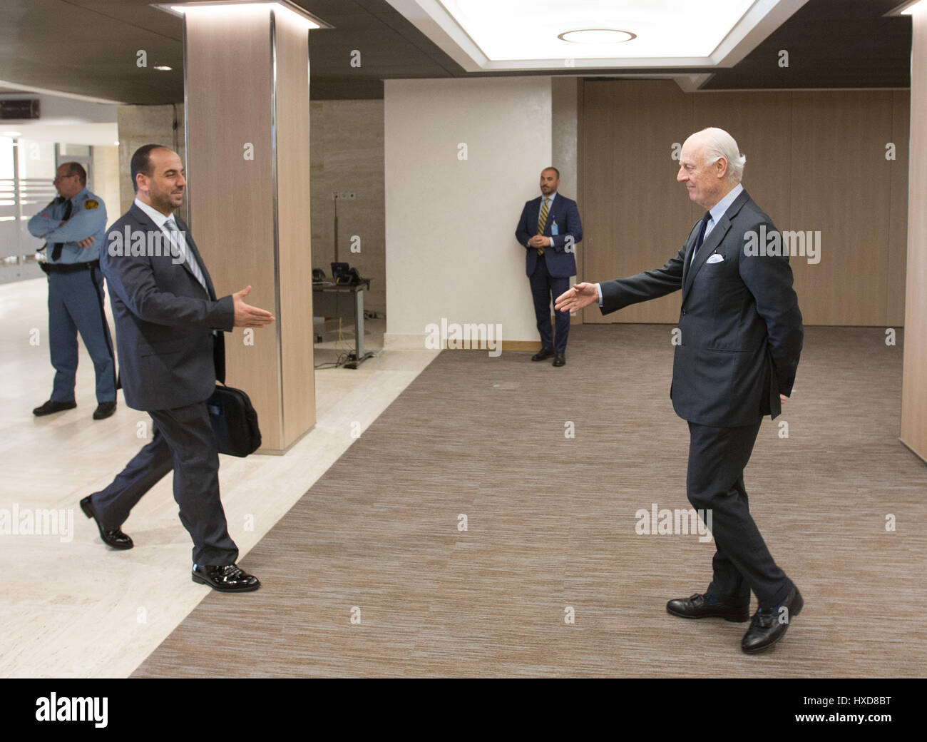 Ginevra, Svizzera. 28 Mar, 2017. L inviato speciale dell ONU per la Siria Staffan de Mistura (R) anteriore saluta la Siria opposizione del capo delegazione Nasr al-Hariri (L, anteriore) prima di una riunione di Intra-Syria colloqui di pace al Palais des Nations a Ginevra, Svizzera, 28 marzo 2017. Credito: piscina/Xu Jinquan/Xinhua/Alamy Live News Foto Stock