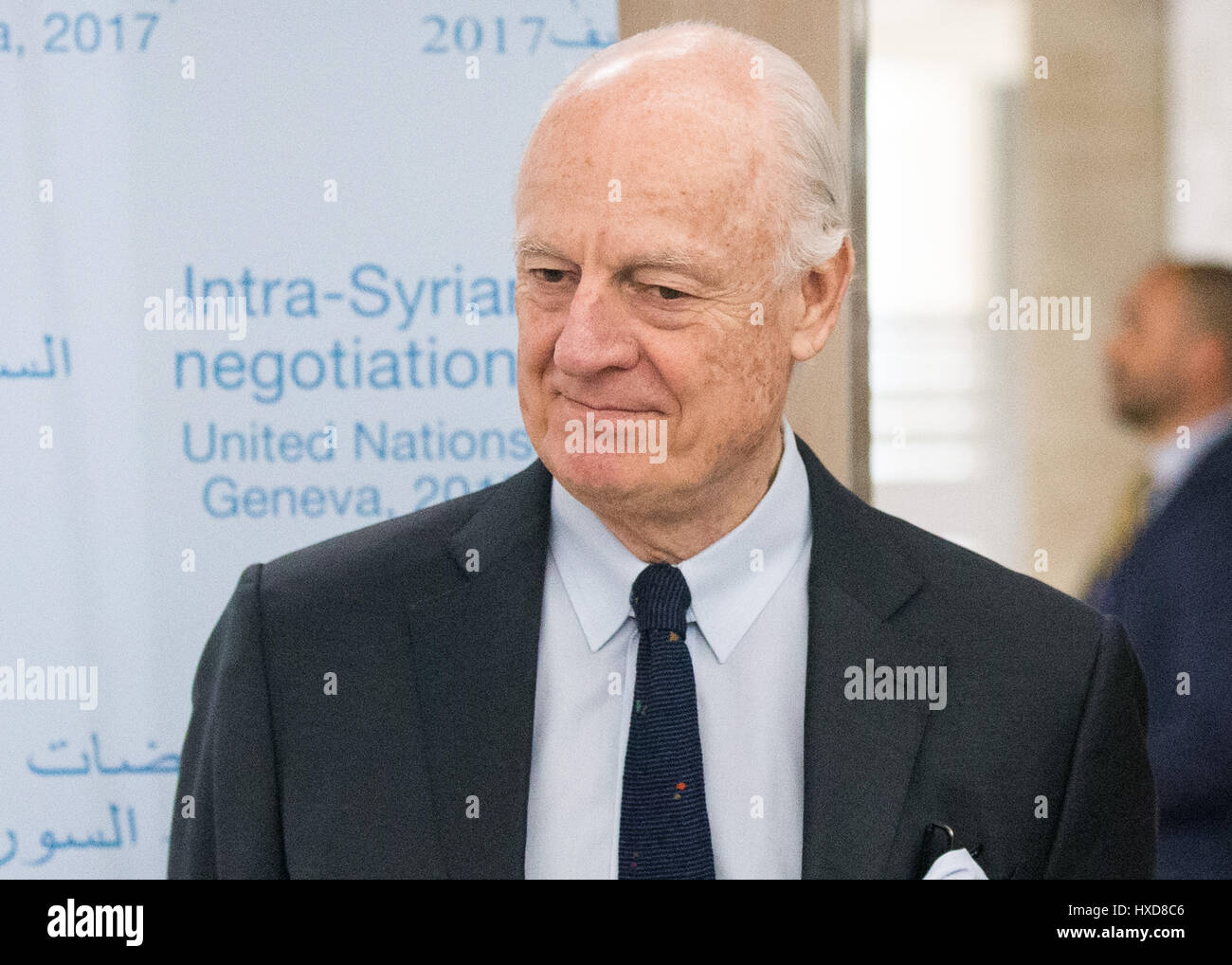 Ginevra, Svizzera. 28 Mar, 2017. L inviato speciale dell ONU per la Siria Staffan de Mistura attende l'arrivo della Siria opposizione della delegazione per un incontro di Intra-Syria colloqui di pace al Palais des Nations a Ginevra, Svizzera, 28 marzo 2017. Credito: piscina/Xu Jinquan/Xinhua/Alamy Live News Foto Stock