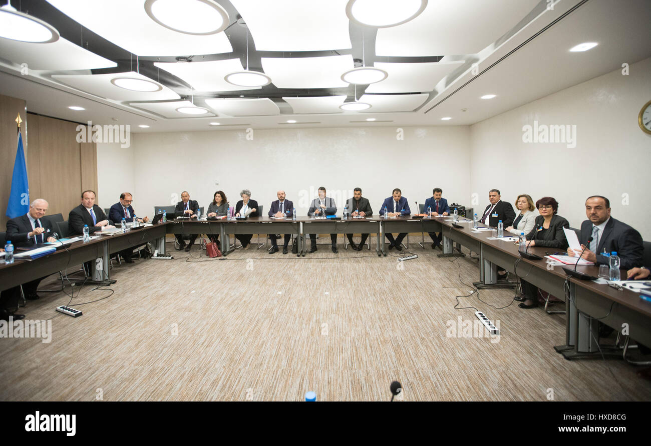 Ginevra, Svizzera. 28 Mar, 2017. L inviato speciale dell ONU per la Siria Staffan de Mistura (1L) Siria e la sua opposizione capo delegazione Nasr al-Hariri (1R) partecipare ad un incontro di Intra-Syria colloqui di pace al Palais des Nations a Ginevra, Svizzera, 28 marzo 2017. Credito: piscina/Xu Jinquan/Xinhua/Alamy Live News Foto Stock