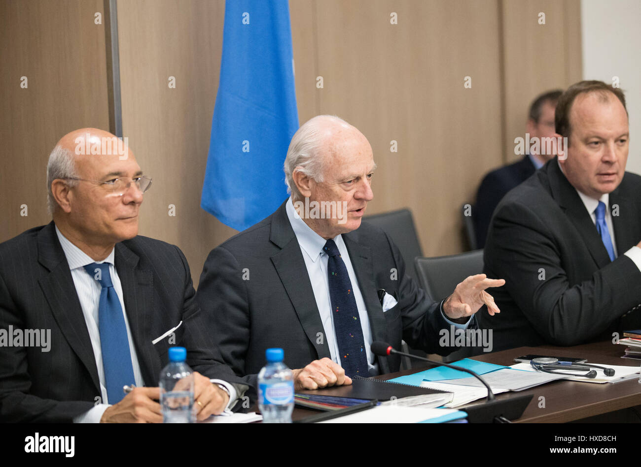 Ginevra, Svizzera. 28 Mar, 2017. L inviato speciale dell ONU per la Siria Staffan de Mistura (C) gesti durante una riunione di Intra-Syria i colloqui di pace con la Siria opposizione della delegazione presso il Palais des Nations a Ginevra, Svizzera, 28 marzo 2017. Credito: piscina/Xu Jinquan/Xinhua/Alamy Live News Foto Stock