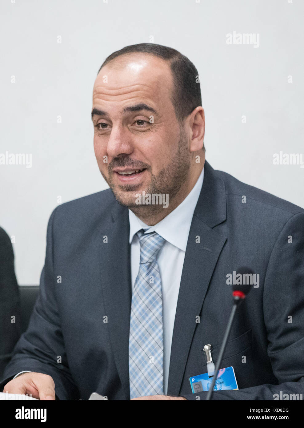 Ginevra, Svizzera. 28 Mar, 2017. La siria opposizione del capo delegazione Nasr al-Hariri partecipa a una riunione di Intra-Syria i colloqui di pace con l inviato speciale dell ONU per la Siria Staffan de Mistura (invisibile) presso il Palais des Nations a Ginevra, Svizzera, 28 marzo 2017. Credito: piscina/Xu Jinquan/Xinhua/Alamy Live News Foto Stock