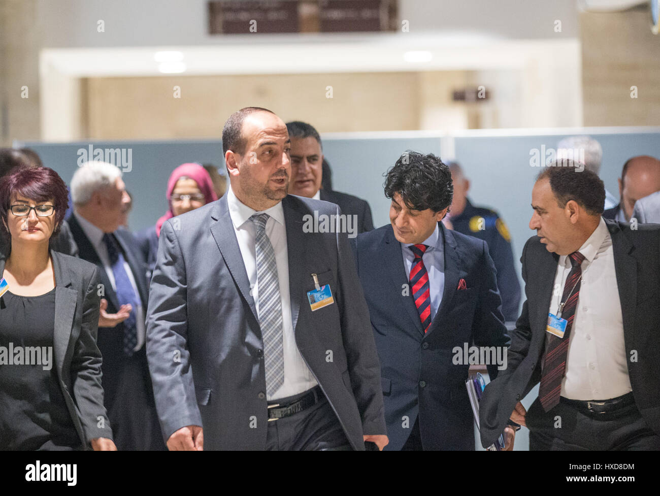 Ginevra, Svizzera. 28 Mar, 2017. La siria opposizione del capo delegazione Nasr al-Hariri (2a L, anteriore) arriva per una riunione di Intra-Syria i colloqui di pace con l inviato speciale dell ONU per la Siria Staffan de Mistura al Palais des Nations a Ginevra, Svizzera, 28 marzo 2017. Credito: piscina/Xu Jinquan/Xinhua/Alamy Live News Foto Stock
