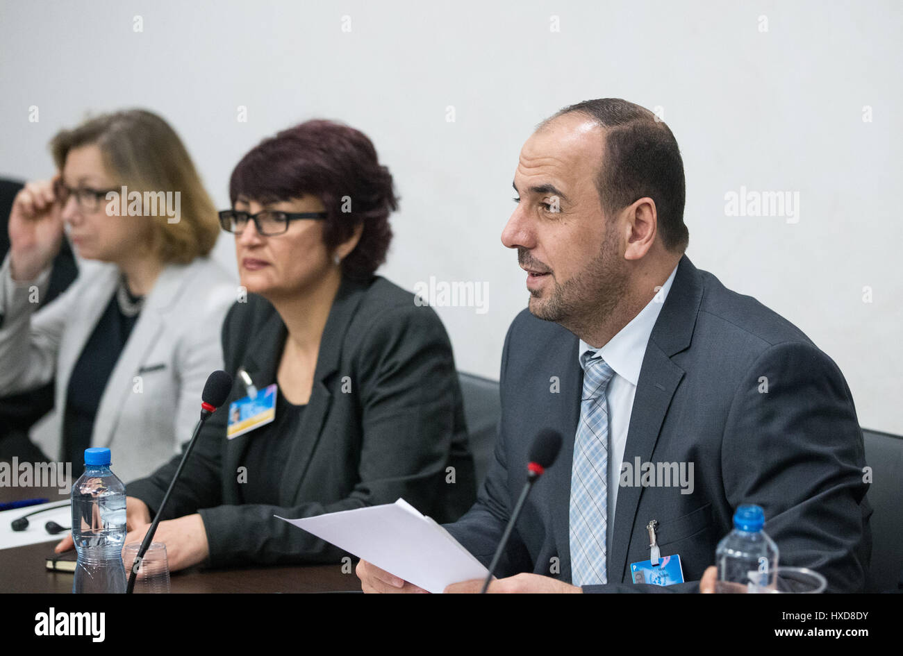 Ginevra, Svizzera. 28 Mar, 2017. La siria opposizione del capo delegazione Nasr al-Hariri (1R) partecipa a una riunione di Intra-Syria i colloqui di pace con l inviato speciale dell ONU per la Siria Staffan de Mistura (invisibile) presso il Palais des Nations a Ginevra, Svizzera, 28 marzo 2017. Credito: piscina/Xu Jinquan/Xinhua/Alamy Live News Foto Stock