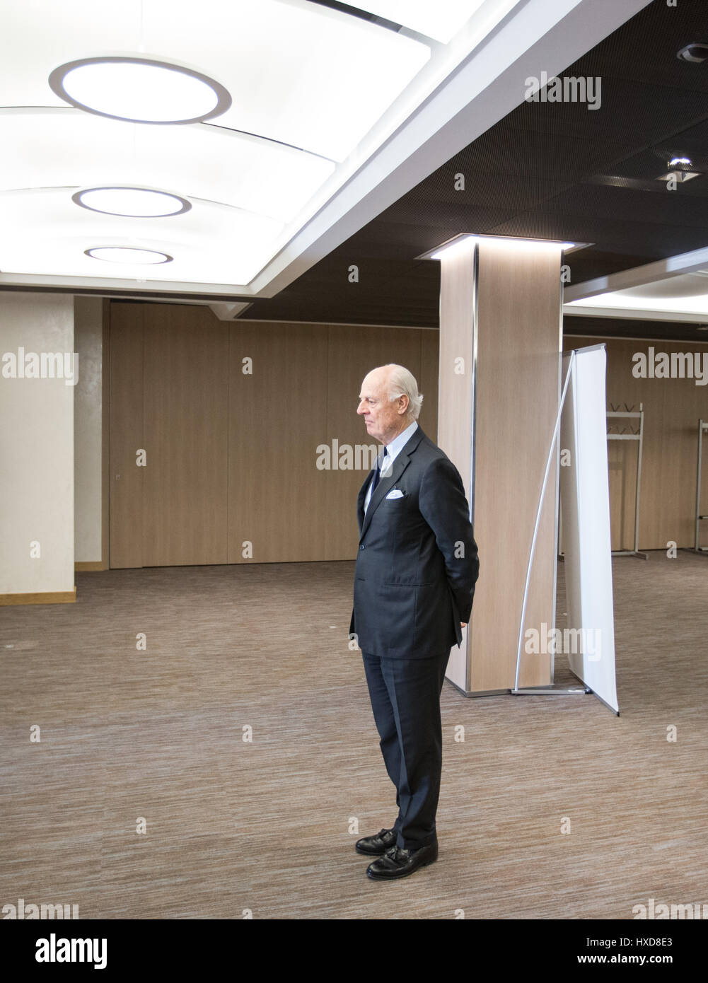 Ginevra, Svizzera. 28 Mar, 2017. L inviato speciale dell ONU per la Siria Staffan de Mistura attende per la Siria opposizione della delegazione per un incontro di Intra-Syria colloqui di pace al Palais des Nations a Ginevra, Svizzera, 28 marzo 2017. Credito: piscina/Xu Jinquan/Xinhua/Alamy Live News Foto Stock