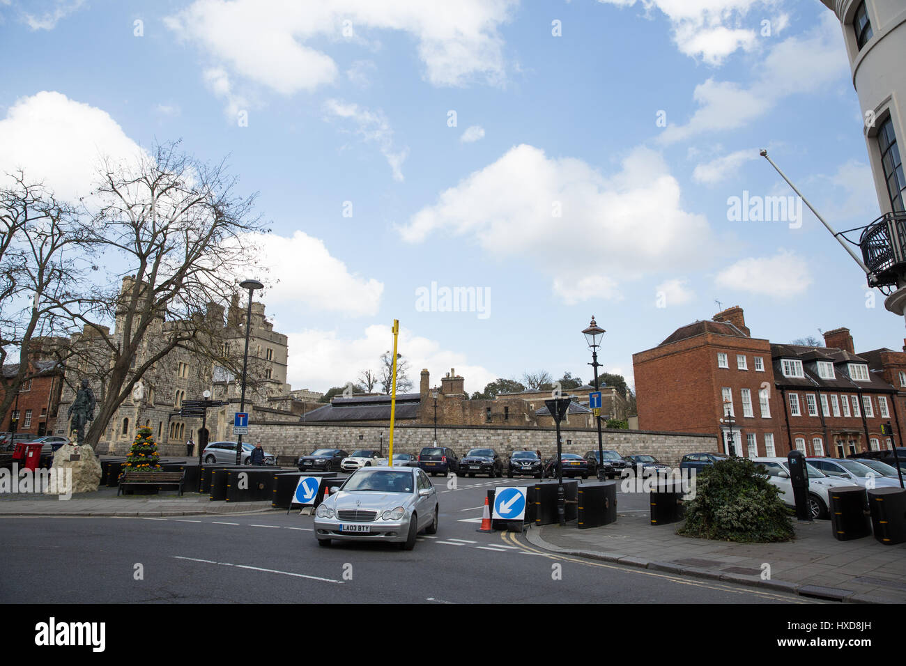 Windsor, Regno Unito. 28 marzo, 2017. Nuove barriere di sicurezza sono state installate per una notte al blocco strade circostanti durante la cerimonia del Cambio della guardia al Castello di Windsor seguente ultima settimana di attacco utilizzando un veicolo a Westminster. Le barriere rimarrà aperta in altri momenti. Credito: Mark Kerrison/Alamy Live News Foto Stock