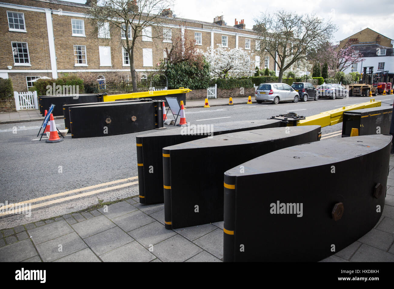 Windsor, Regno Unito. 28 marzo, 2017. Nuove barriere di sicurezza sono state installate per una notte al blocco strade circostanti durante la cerimonia del Cambio della guardia al Castello di Windsor seguente ultima settimana di attacco utilizzando un veicolo a Westminster. Le barriere rimarrà aperta in altri momenti. Credito: Mark Kerrison/Alamy Live News Foto Stock