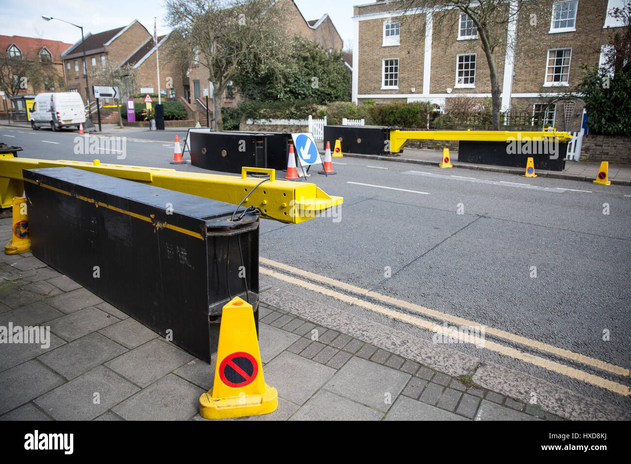 Windsor, Regno Unito. 28 marzo, 2017. Nuove barriere di sicurezza sono state installate per una notte al blocco strade circostanti durante la cerimonia del Cambio della guardia al Castello di Windsor seguente ultima settimana di attacco utilizzando un veicolo a Westminster. Le barriere rimarrà aperta in altri momenti. Credito: Mark Kerrison/Alamy Live News Foto Stock