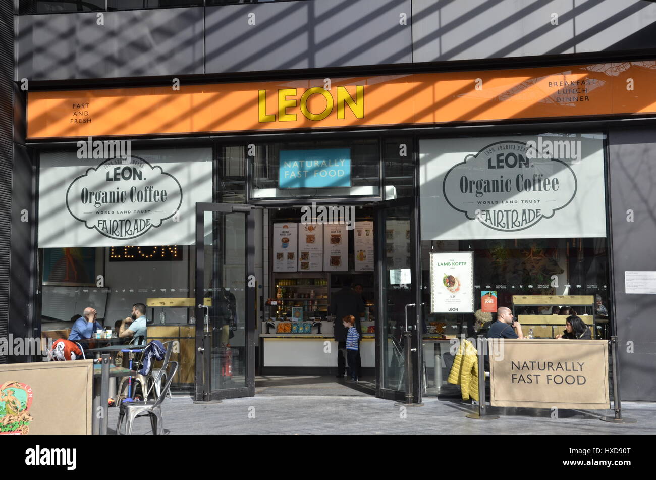 Un ramo della catena Leon di sistemazione di ristoranti fast food in corrispondenza di più di Londra Foto Stock