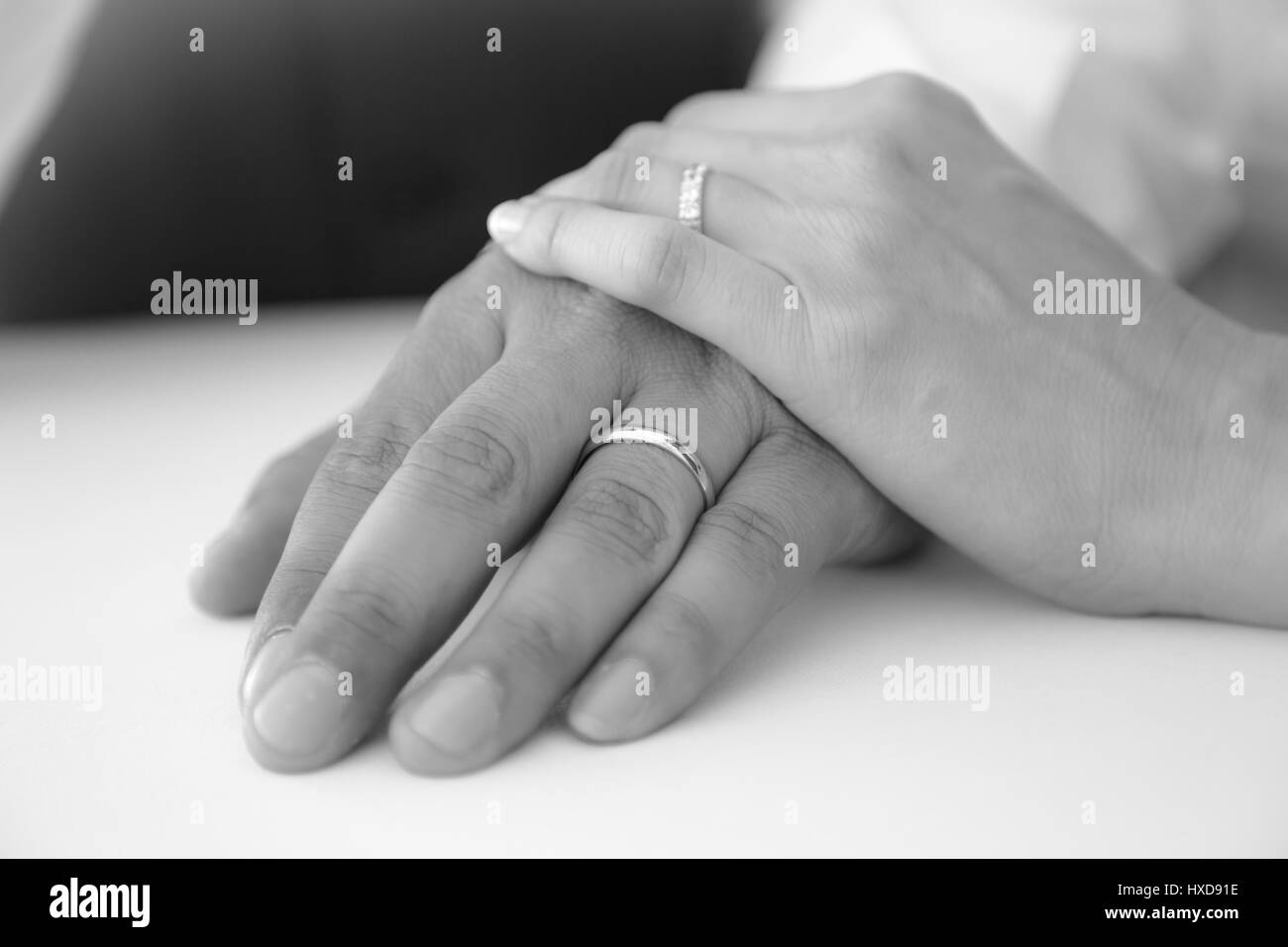 Sposi tenendo le mani Foto Stock