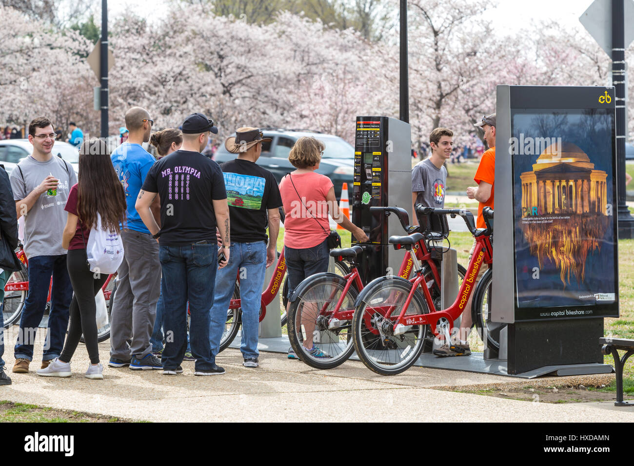 Persone affittare biciclette presso il Capitol Bikeshare docking station in Washington, DC. Foto Stock