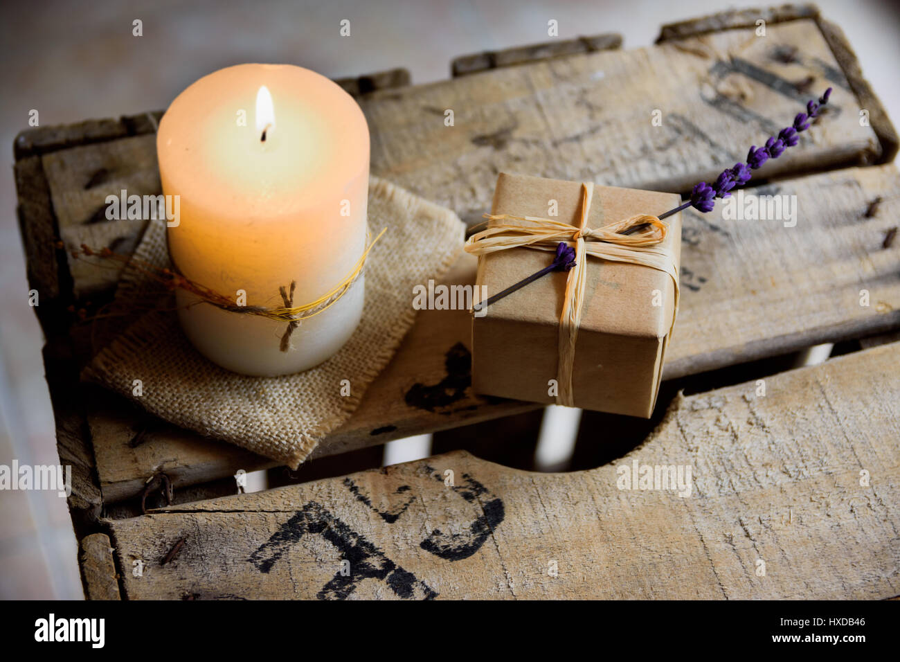 Confezione regalo avvolto in carta artigianale su tela panno bianco di masterizzazione candela, vintage Sfondo legno, compleanno, matrimoni,valentine,madri giorno,romantico Foto Stock