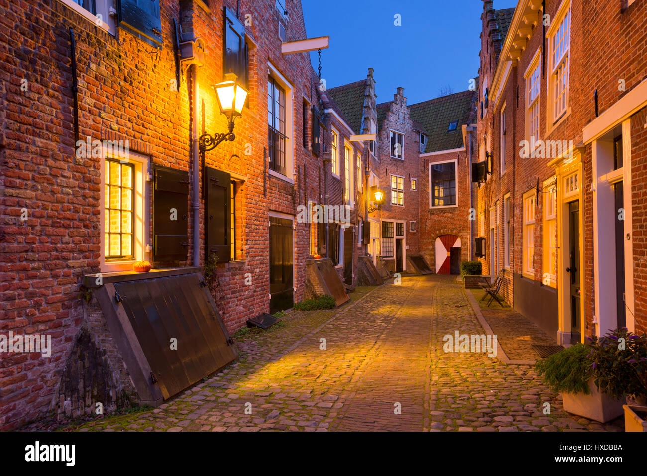 Lo storico vicolo di Kuiperspoort di Middelburg, Paesi Bassi durante la notte. Foto Stock