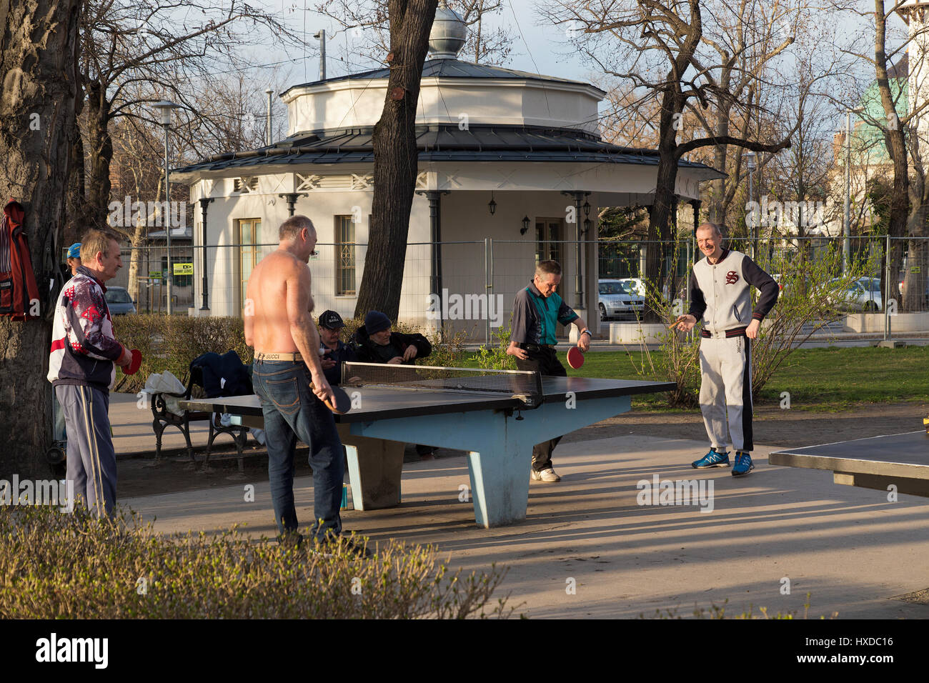 La gente del posto giocando a ping-pong nel parco cittadino di Budapest Ungheria Foto Stock