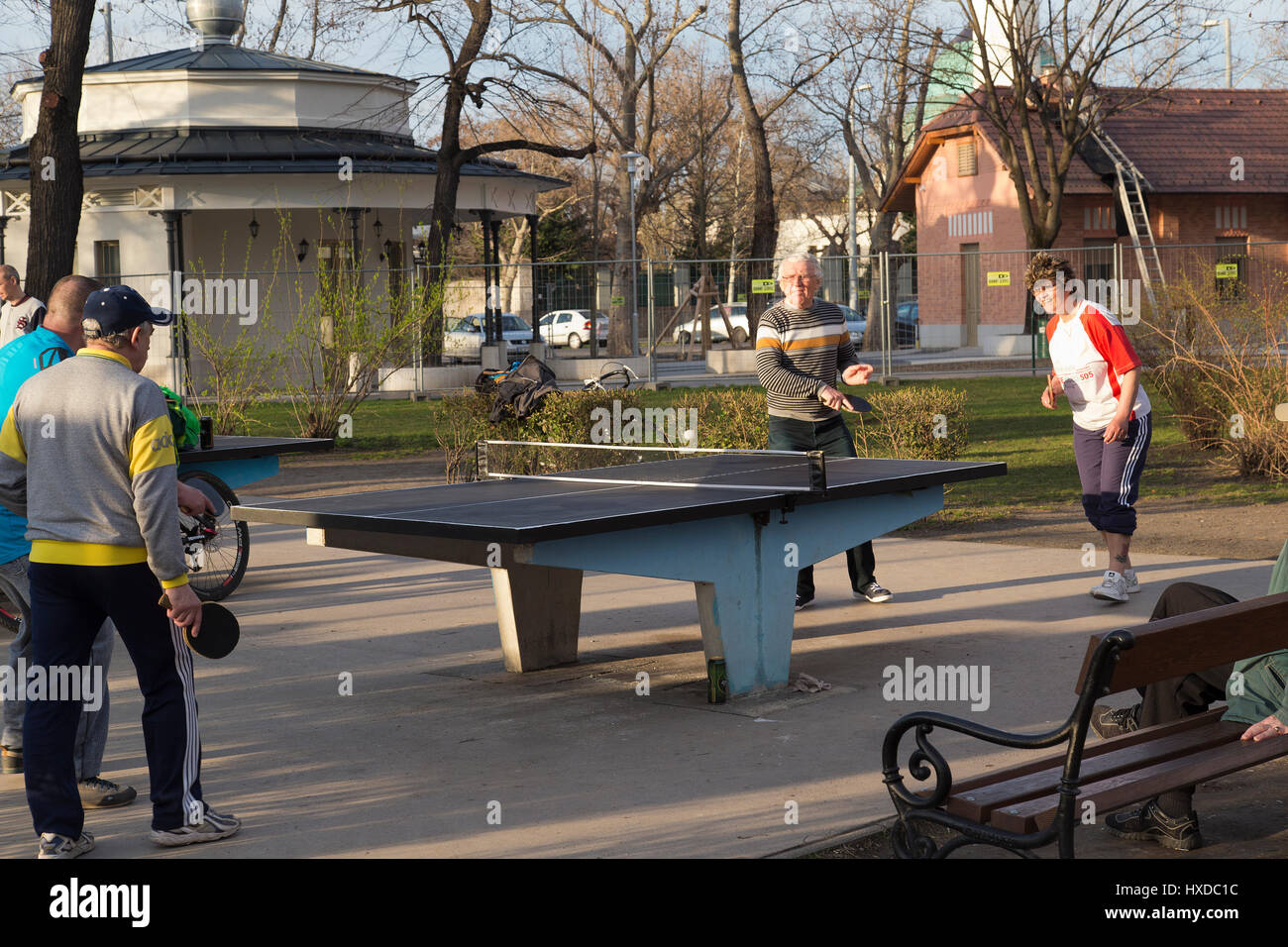I locali godono di un gioco di tennis da tavolo nel parco cittadino di Budapest Ungheria Foto Stock