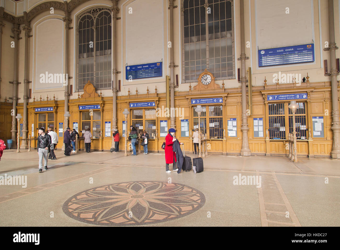 Biglietto all'interno di cabine di Budapest stazione ferroviaria Ungheria Foto Stock