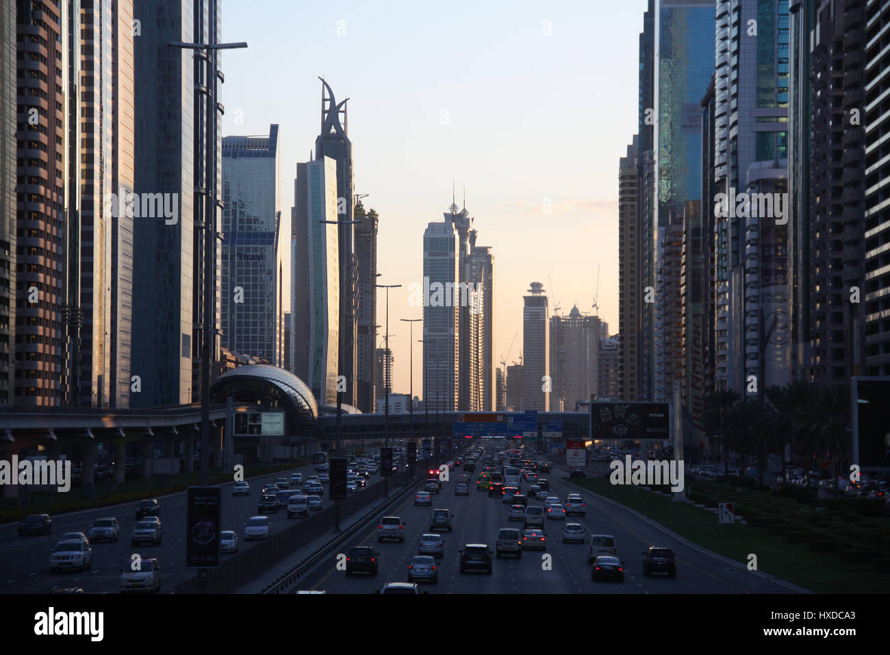 Il traffico sulla strada principale a Dubai chiamato Shaikh Zayed Road in serata. Foto Stock