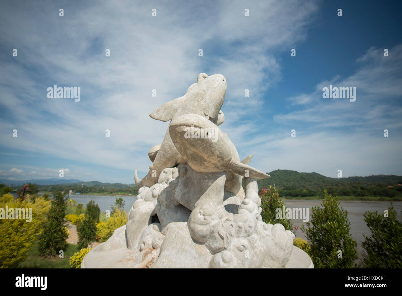 Un monumento del Mekong pesce gatto gigante al paesaggio del fiume Mekong presso la città di Chiang khong nord del provinz Chiang Rai nel nord T Foto Stock