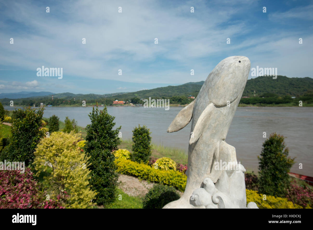 Un monumento del Mekong pesce gatto gigante al paesaggio del fiume Mekong presso la città di Chiang khong nord del provinz Chiang Rai nel nord T Foto Stock