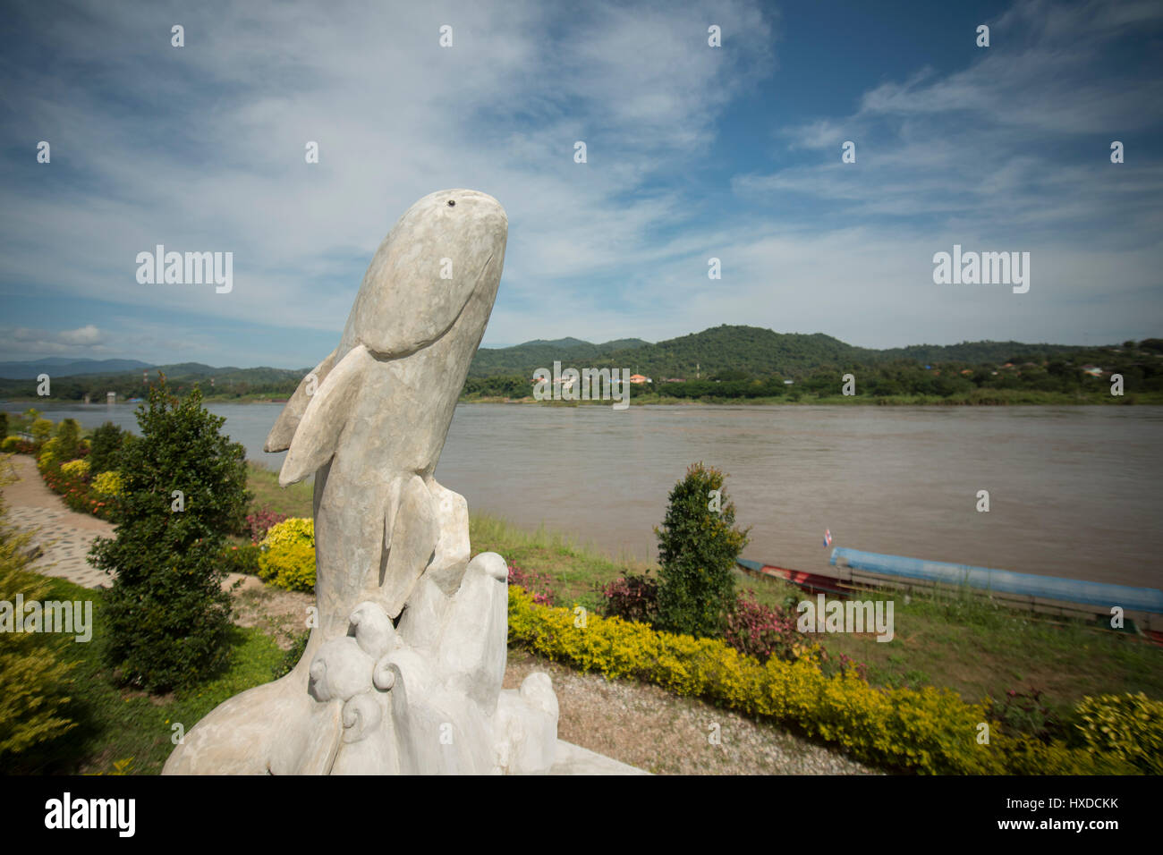 Un monumento del Mekong pesce gatto gigante al paesaggio del fiume Mekong presso la città di Chiang khong nord del provinz Chiang Rai nel nord T Foto Stock
