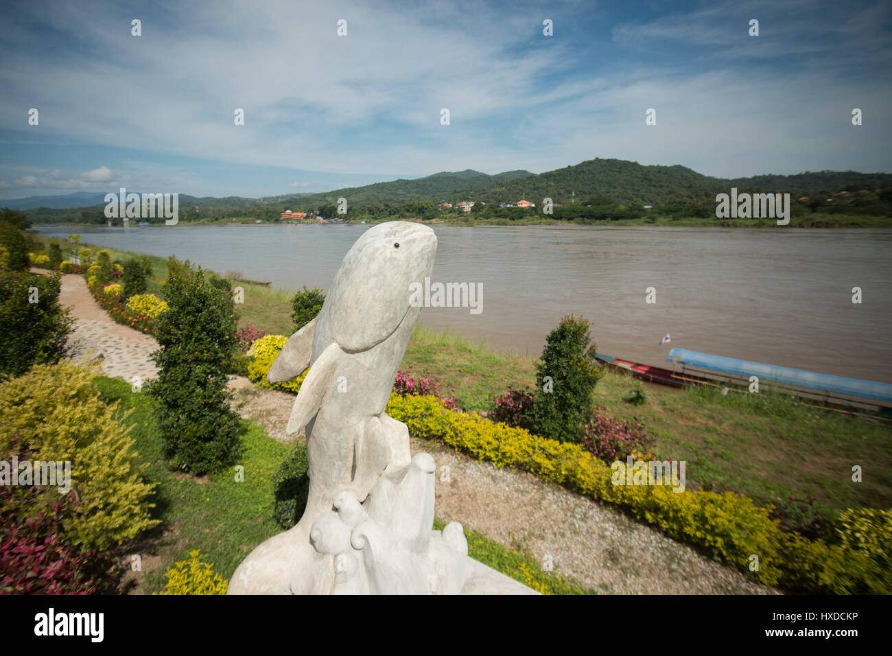 Un monumento del Mekong pesce gatto gigante al paesaggio del fiume Mekong presso la città di Chiang khong nord del provinz Chiang Rai nel nord T Foto Stock