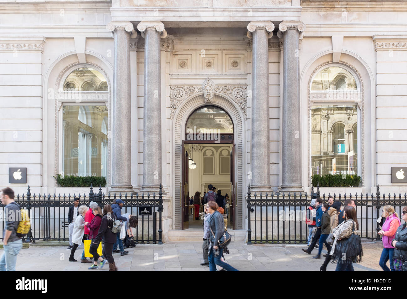 Ingresso al nuovo Apple Store in New Street, Birmingham Foto Stock