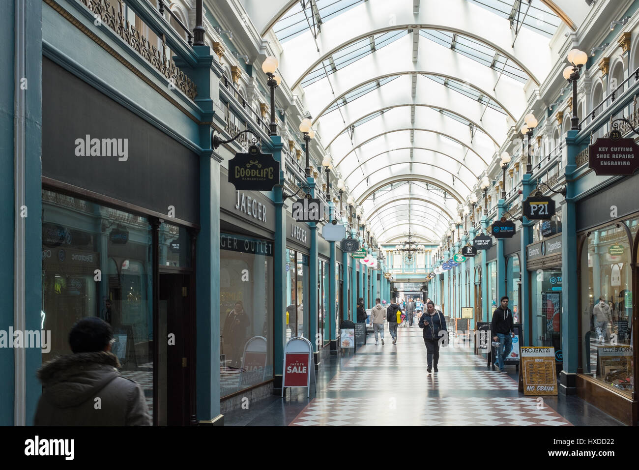Negozi indipendenti in Great Western Arcade, Vittoriano shopping arcade in Birmingham Foto Stock