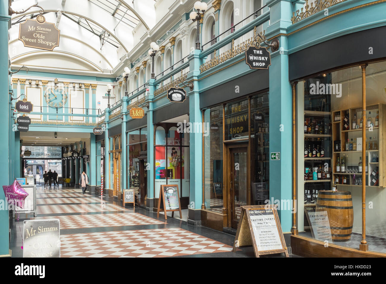 Negozi indipendenti in Great Western Arcade, Vittoriano shopping arcade in Birmingham Foto Stock