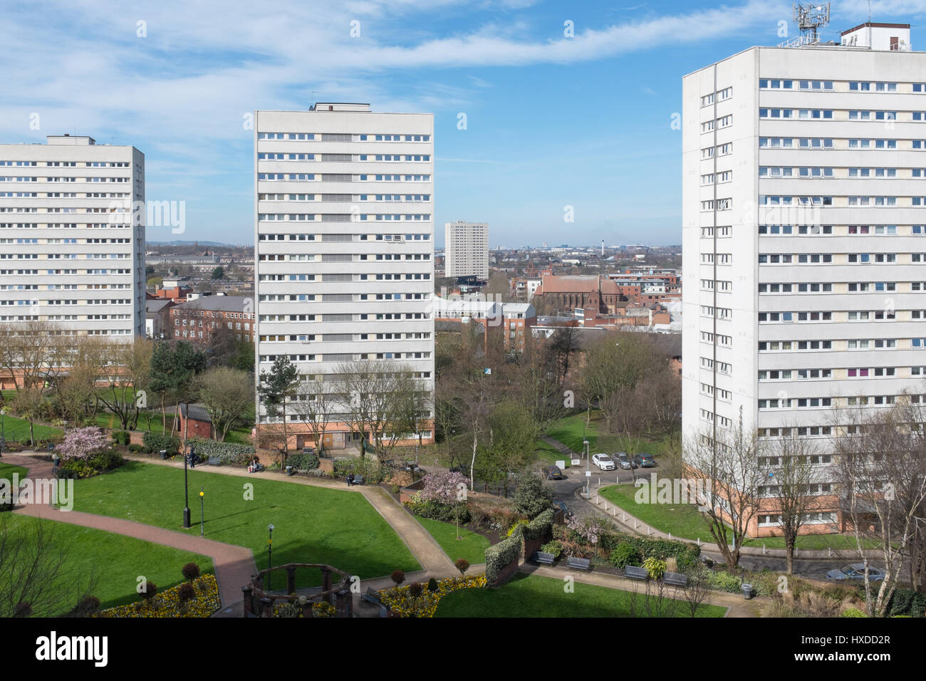 Lo skyline di Birmingham e alto appartamenti visitati dalla Biblioteca di Birmingham roof garden Foto Stock