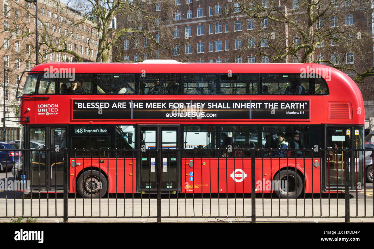 Londra, Regno Unito. Uno dei nuovi Routemaster autobus rossi introdotto nel 2012. Esso reca un poster biblico "Beati i miti perché erediteranno la terra Foto Stock