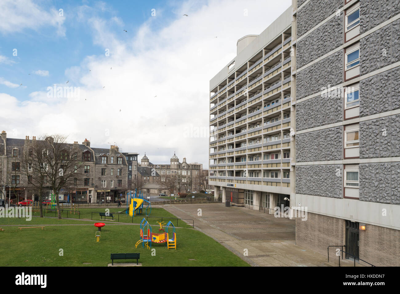Consiglio di Aberdeen alto edificio multipiano appartamenti immobili area di gioco Virginia corte, Aberdeen Scotland, Regno Unito Foto Stock